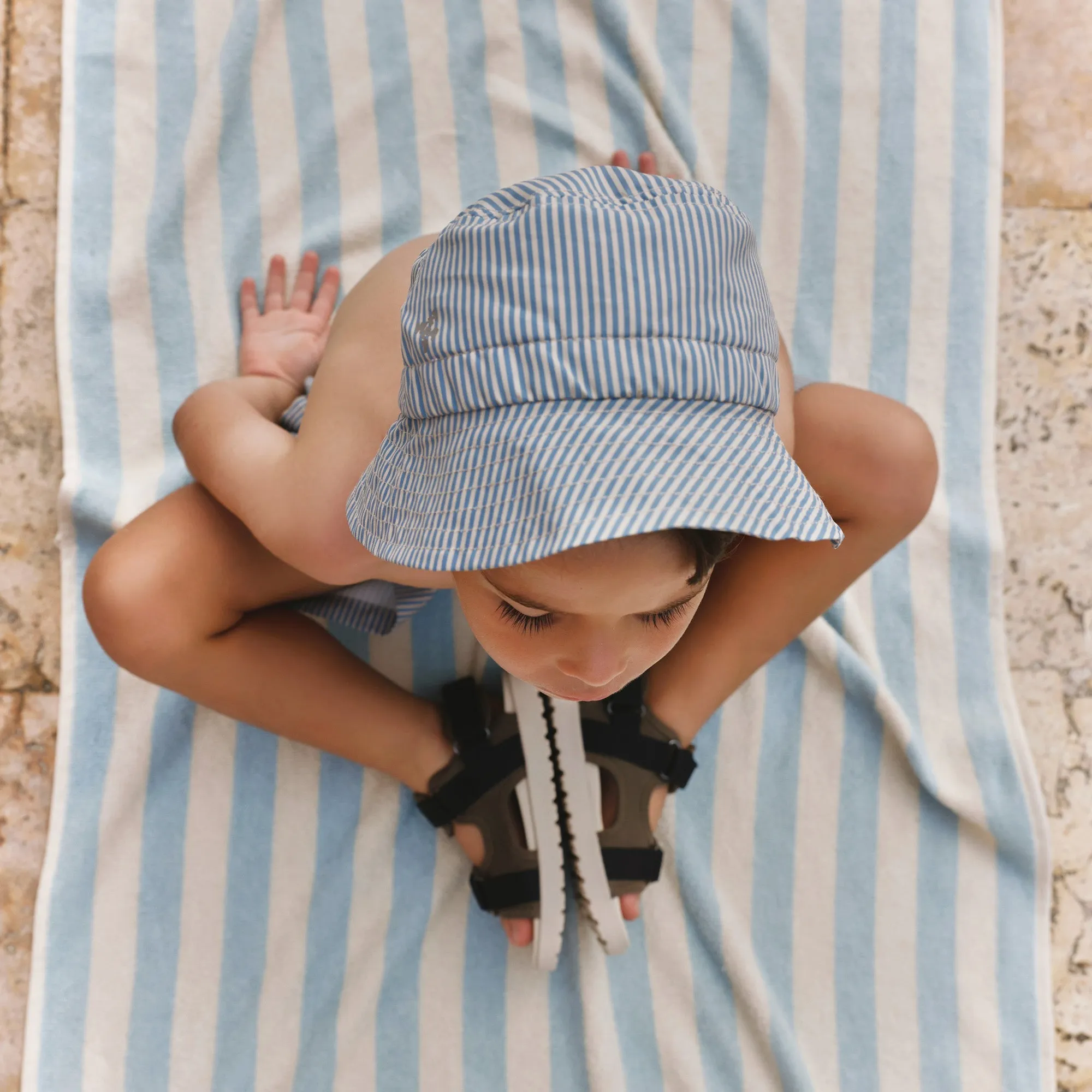 Bucket Hat Tilo Badge - blue swim stripe