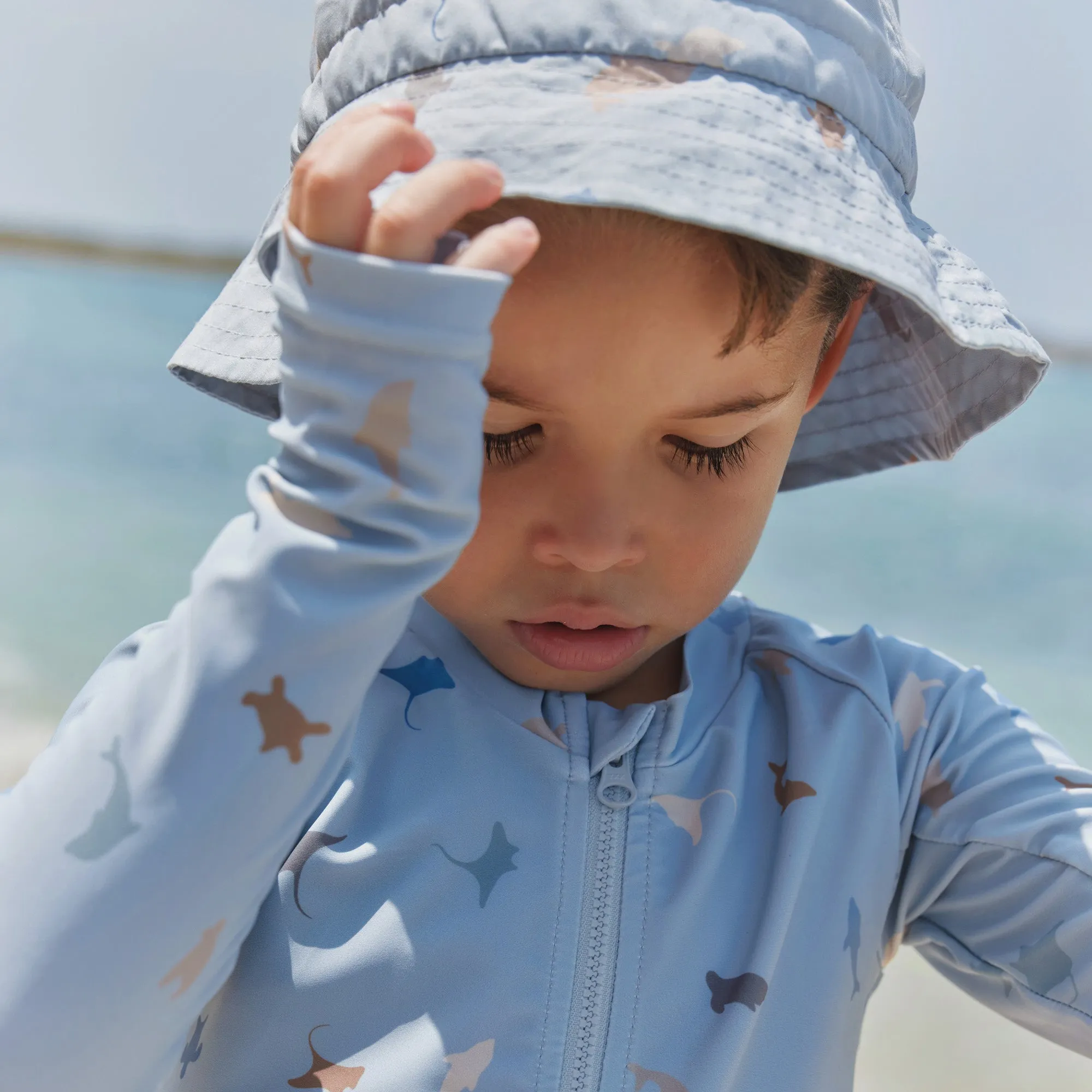 Bucket Hat Tilo Badge - soft blue sea life