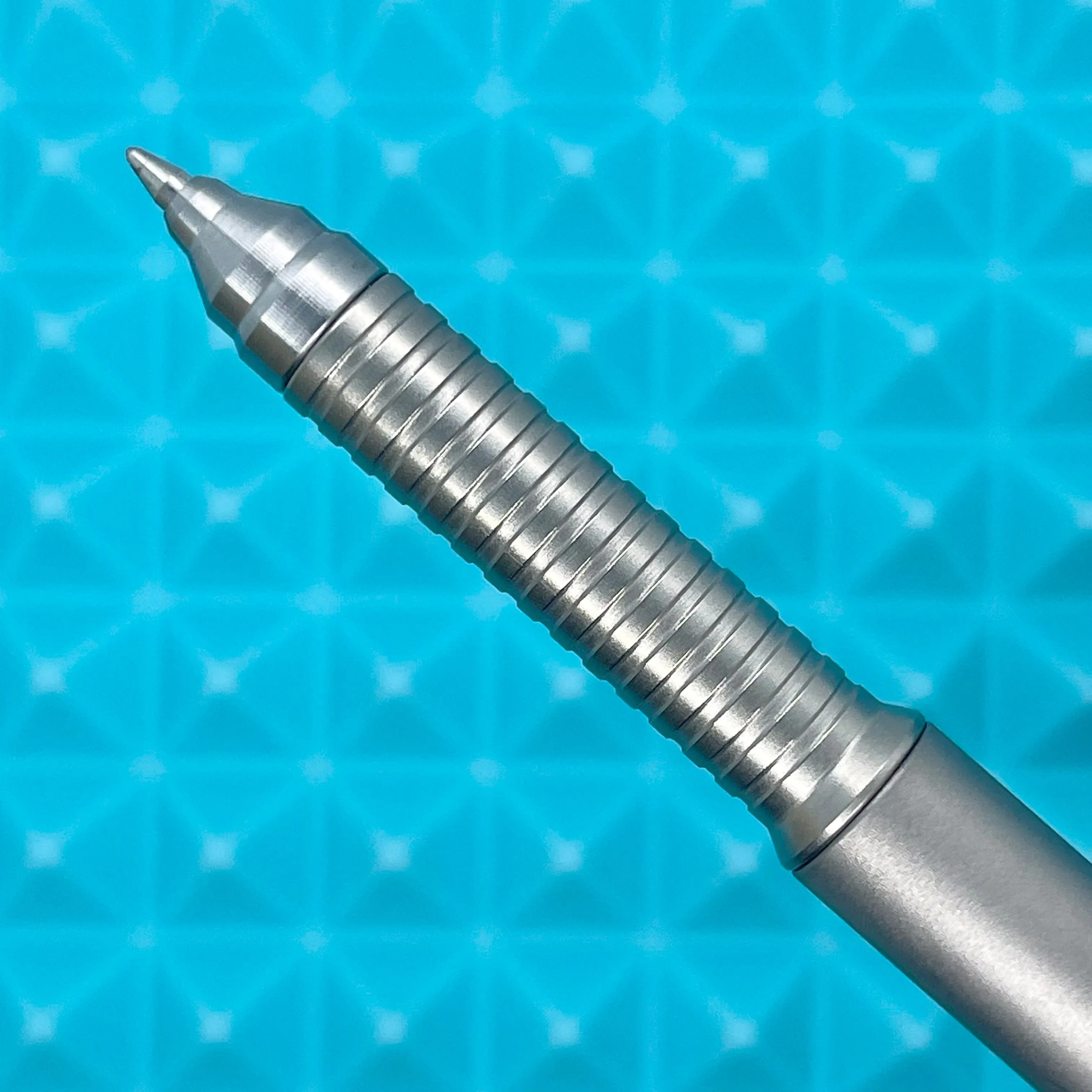 Roady  / Slot Sandblasted Titanium with Groove Grip and Rainbow Clip
