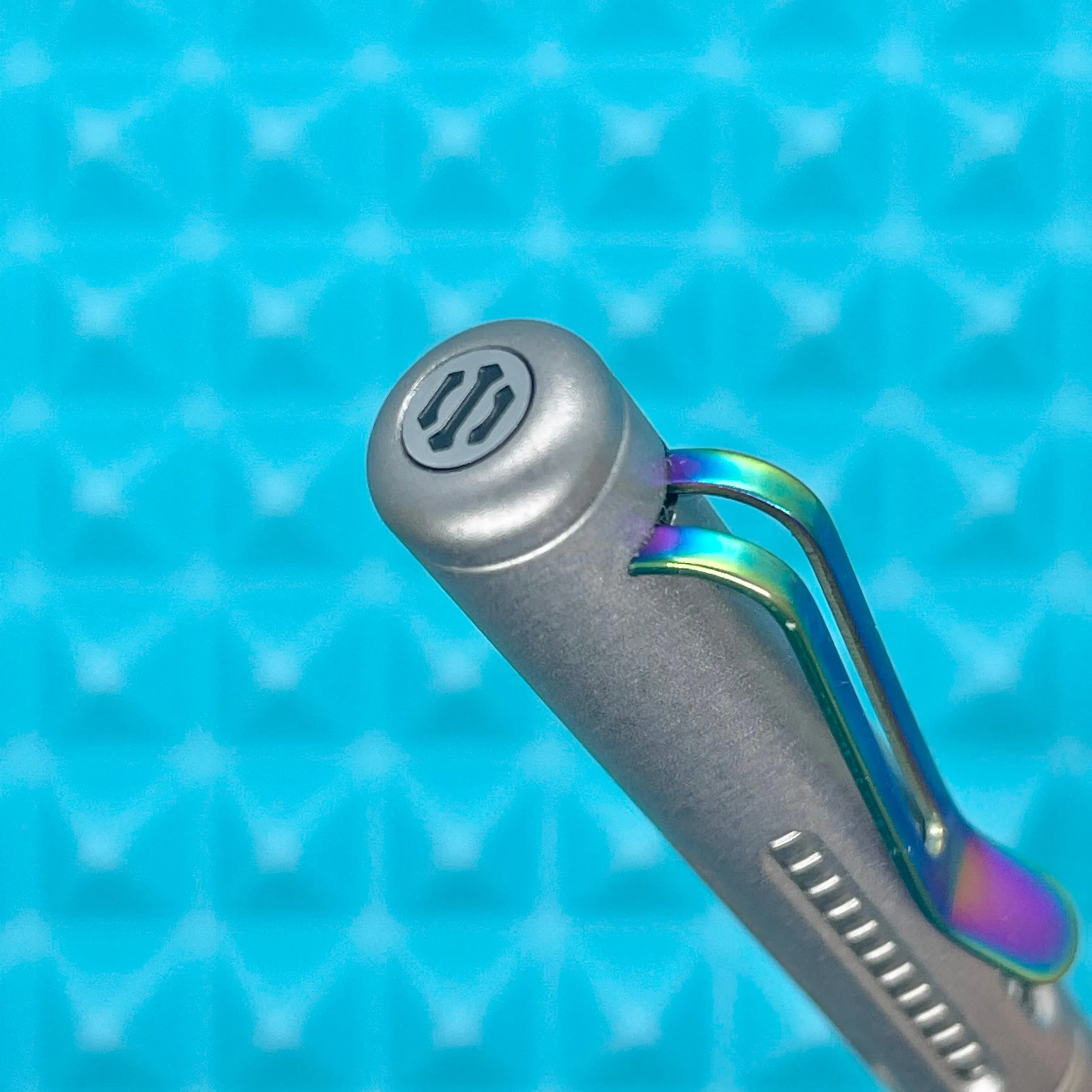 Roady  / Slot Sandblasted Titanium with Groove Grip and Rainbow Clip