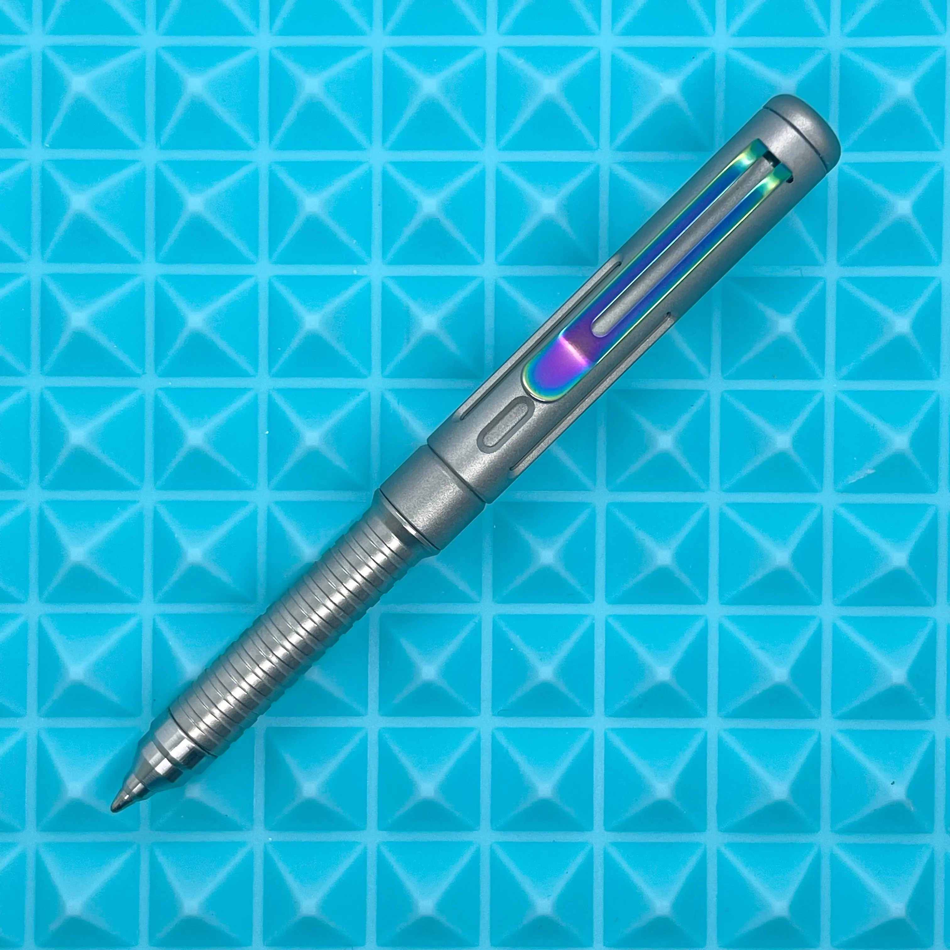 Roady  / Slot Sandblasted Titanium with Groove Grip and Rainbow Clip
