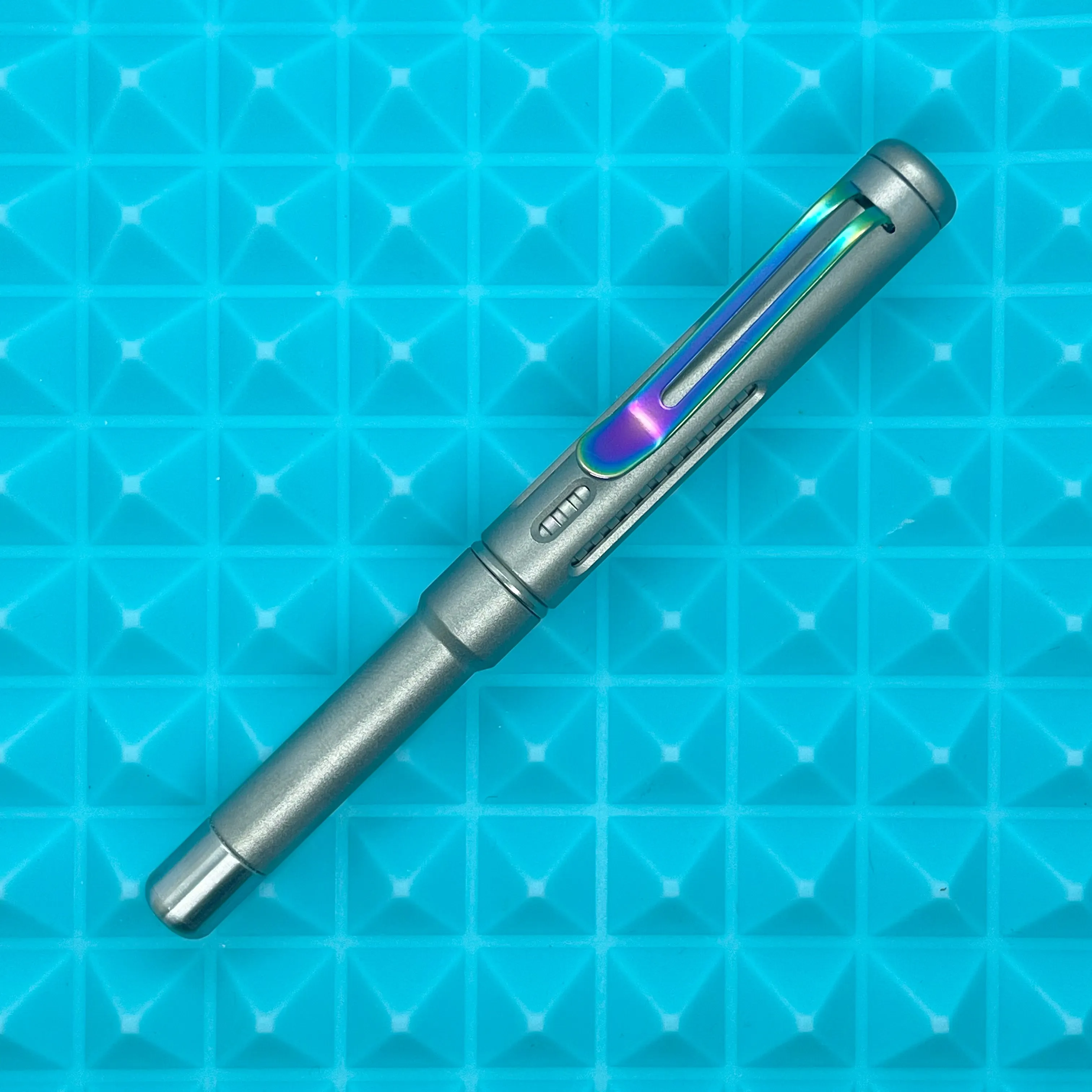 Roady  / Slot Sandblasted Titanium with Groove Grip and Rainbow Clip