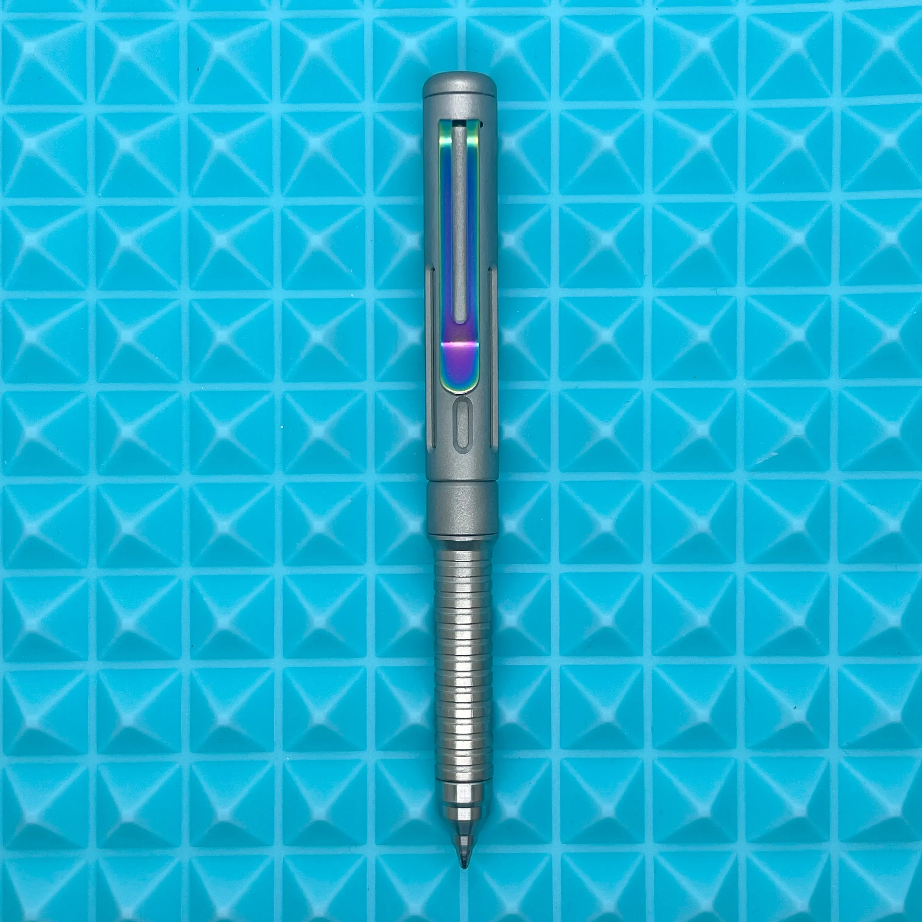 Roady  / Slot Sandblasted Titanium with Groove Grip and Rainbow Clip