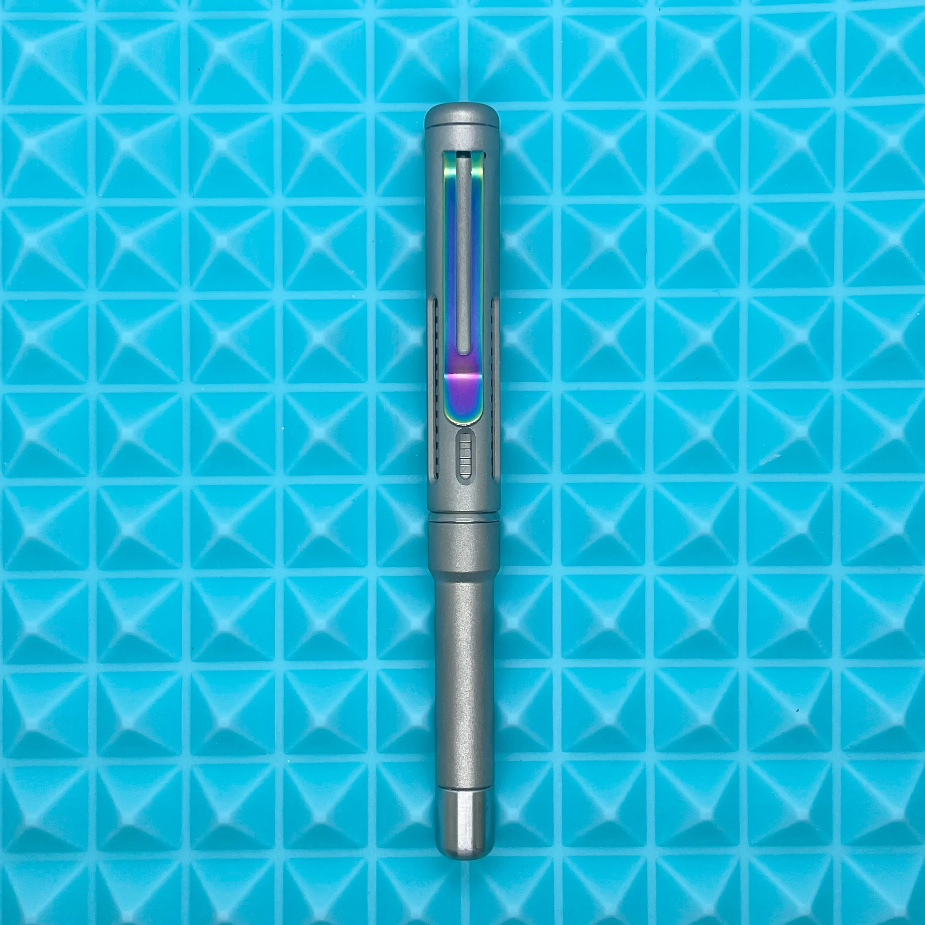 Roady  / Slot Sandblasted Titanium with Groove Grip and Rainbow Clip
