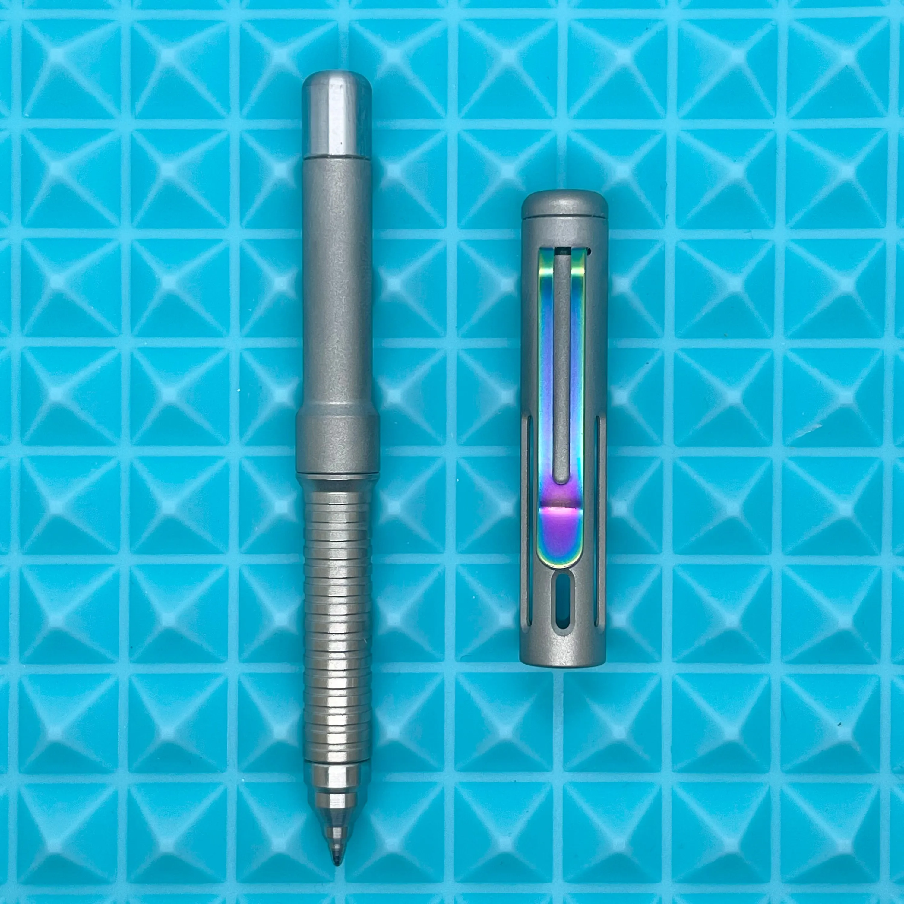 Roady  / Slot Sandblasted Titanium with Groove Grip and Rainbow Clip