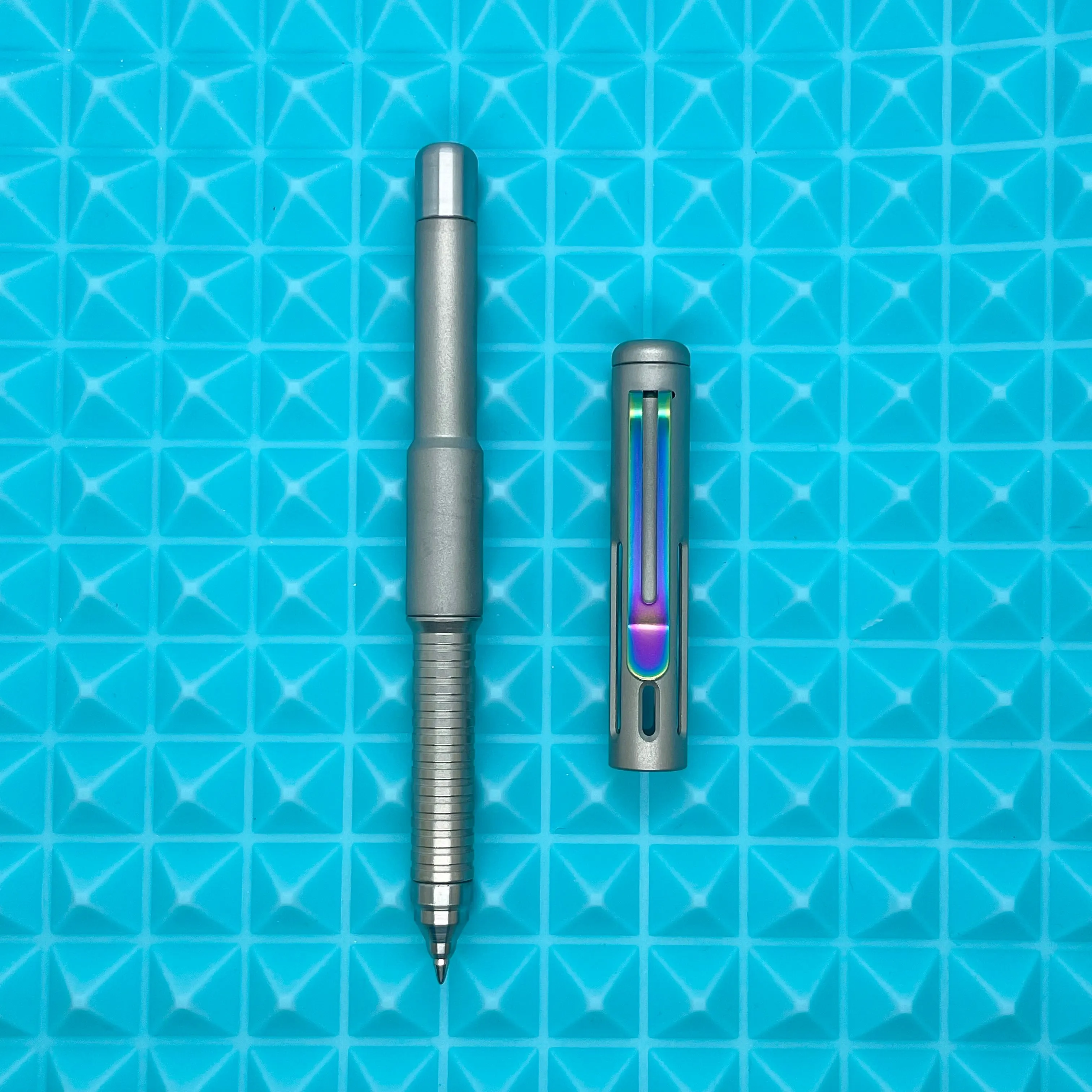 Roady XL / Slot Sandblasted Titanium with Groove Grip and Rainbow Clip
