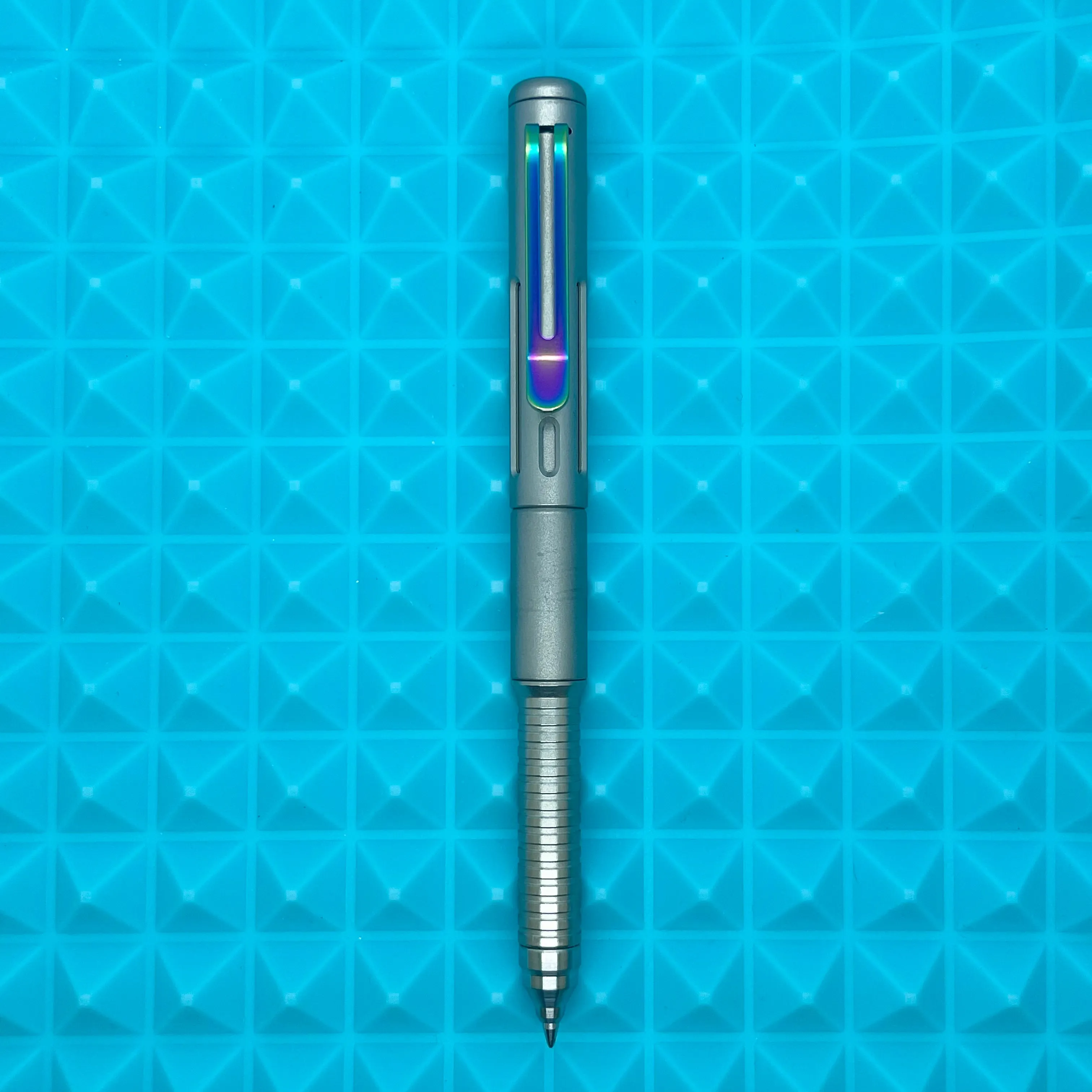 Roady XL / Slot Sandblasted Titanium with Groove Grip and Rainbow Clip